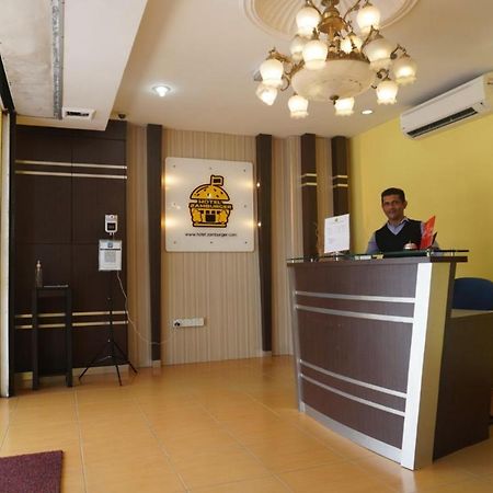 Hotel Zamburger Airport Кота-Бару Экстерьер фото