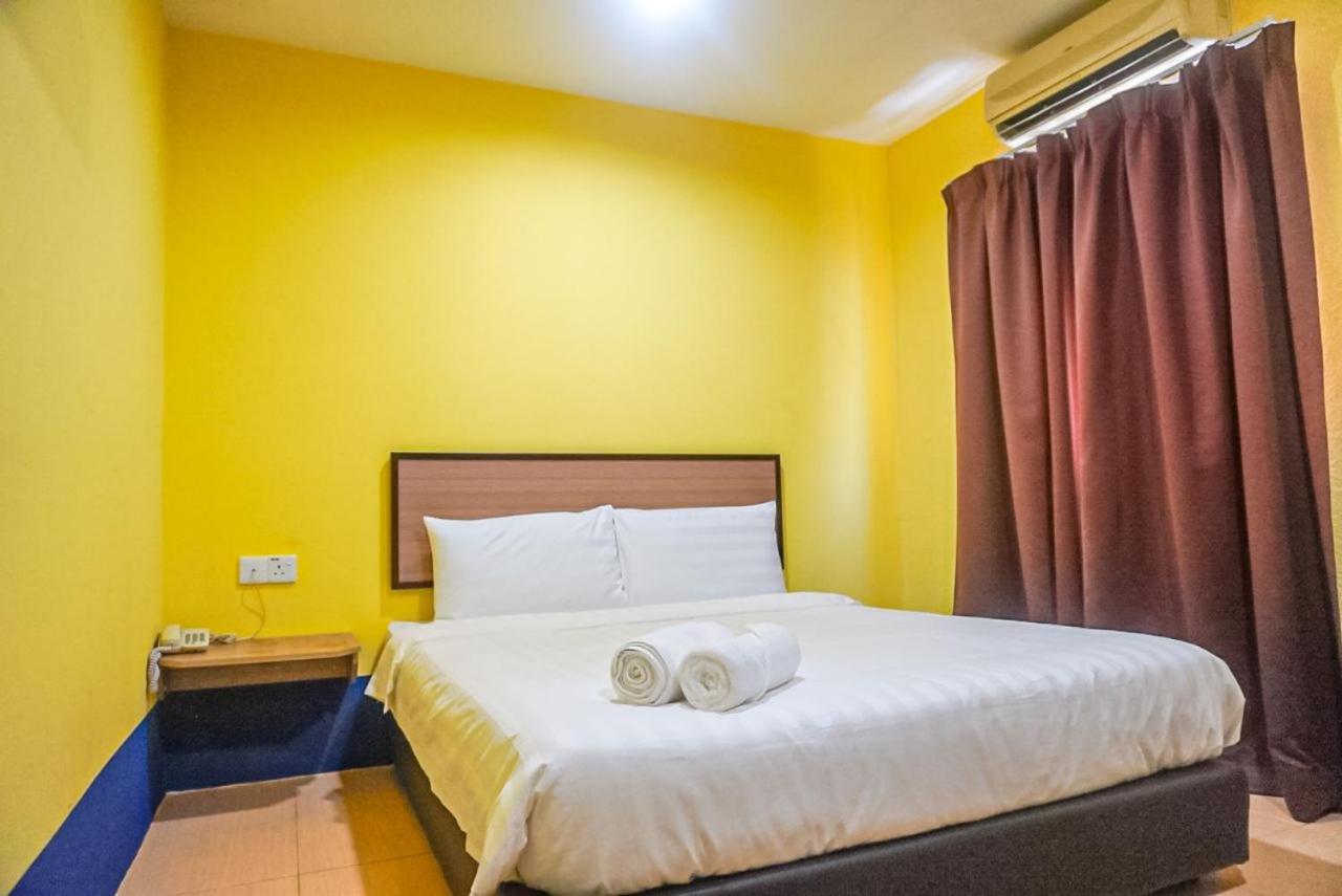 Hotel Zamburger Airport Кота-Бару Экстерьер фото