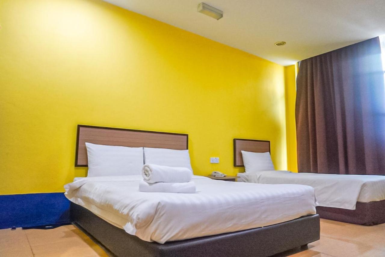 Hotel Zamburger Airport Кота-Бару Экстерьер фото