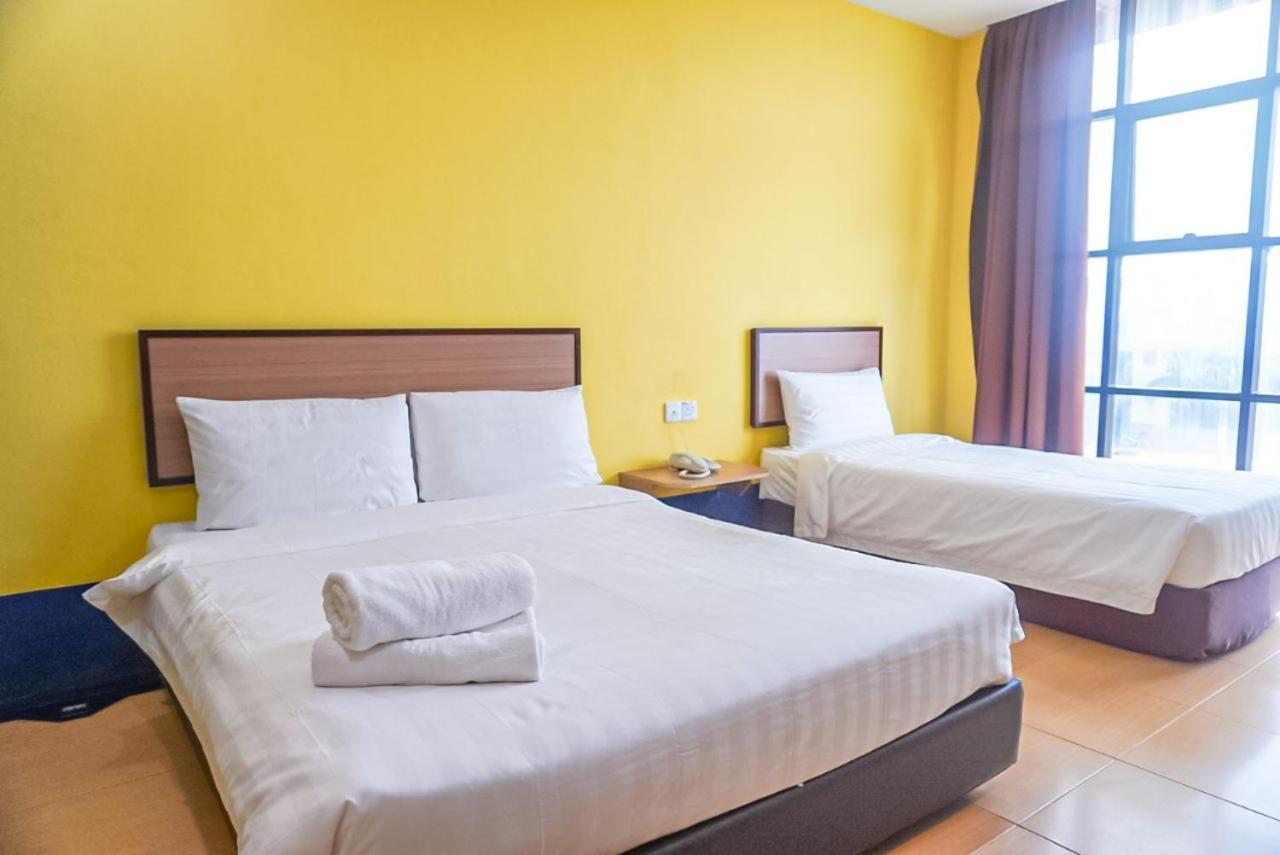 Hotel Zamburger Airport Кота-Бару Экстерьер фото