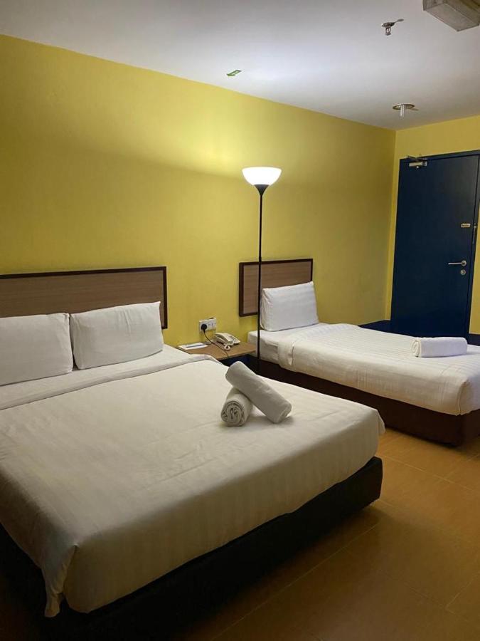 Hotel Zamburger Airport Кота-Бару Экстерьер фото