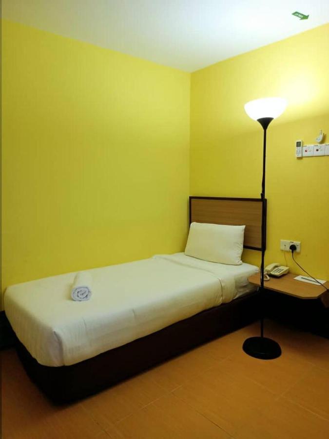 Hotel Zamburger Airport Кота-Бару Экстерьер фото