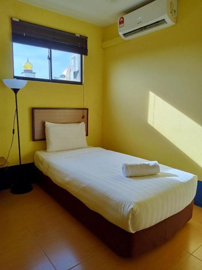 Hotel Zamburger Airport Кота-Бару Экстерьер фото